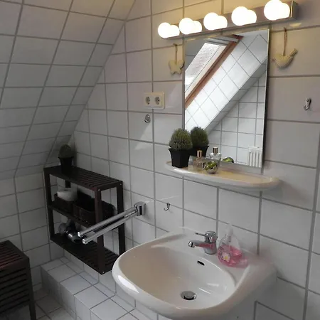 Ferienwohnung-jim-knopf-mit-balkon-zwischen-strand-wald-wiese-im-suedosten-der-insel-ruegen *