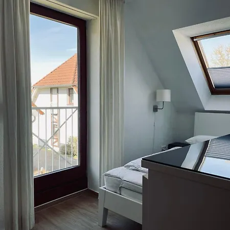 Ferienwohnung-jim-knopf-mit-balkon-zwischen-strand-wald-wiese-im-suedosten-der-insel-ruegen *