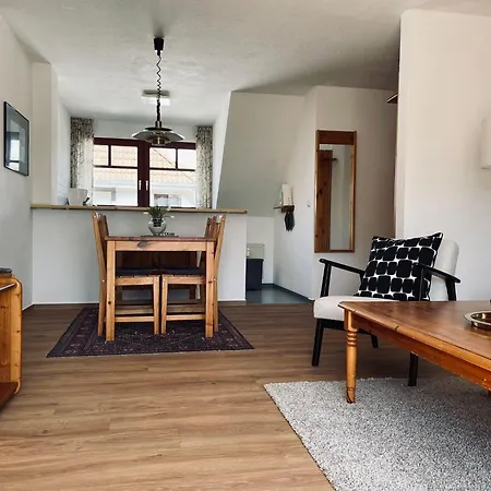 Ferienwohnung-jim-knopf-mit-balkon-zwischen-strand-wald-wiese-im-suedosten-der-insel-ruegen