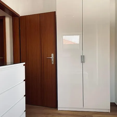 Ferienwohnung-jim-knopf-mit-balkon-zwischen-strand-wald-wiese-im-suedosten-der-insel-ruegen Apartamento *