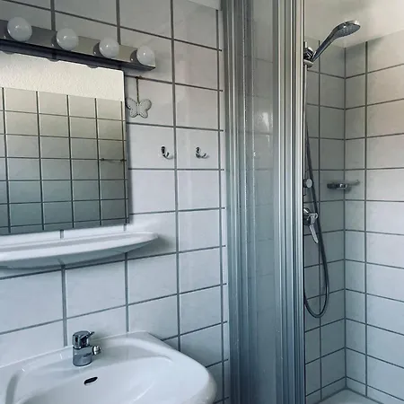 Ferienwohnung-jim-knopf-mit-balkon-zwischen-strand-wald-wiese-im-suedosten-der-insel-ruegen *