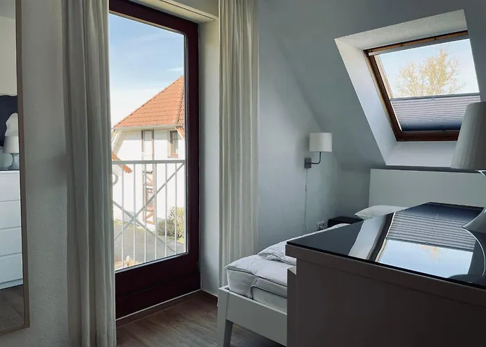 Ferienwohnung-jim-knopf-mit-balkon-zwischen-strand-wald-wiese-im-suedosten-der-insel-ruegen *