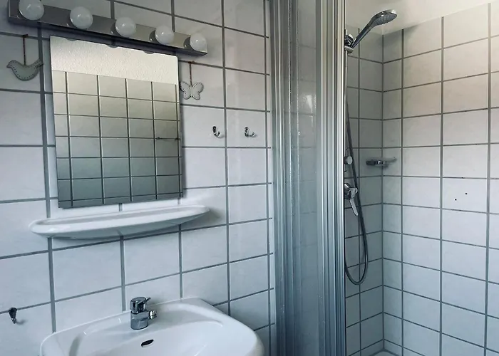 Ferienwohnung-jim-knopf-mit-balkon-zwischen-strand-wald-wiese-im-suedosten-der-insel-ruegen *